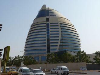 Современное здание отеля Burj Al Fateh (