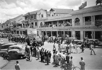 1954 год. Центральная улица Кампалы.