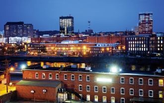 Город Манчестер ночью.