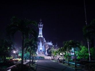 Город Денпасар ночью.