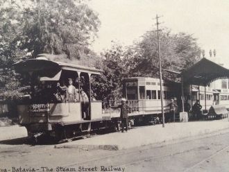 Первый транспорт на улицах Джакарты.