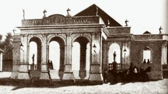 Старинное фото театра Джакарты.