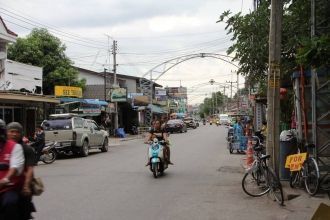 Улица в Канчанабури, Таиланд.