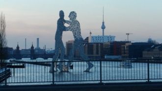 Скульптура Молекулярный человек в Берлин