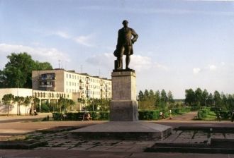 Памятник Михаилу Ломоносову в Коряжме.