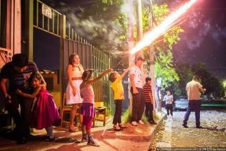 Жители Сан-Сальвадора во время празднова