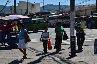 Люди на улицах Сан-Сальвадора.