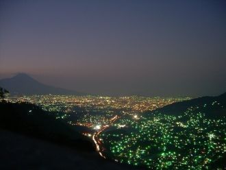 Вид на Сан-Сальвадор в ночьное время.