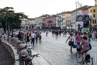 Пешеходы на улицах Вероны