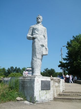 Памятник Владимиру Арсеньеву на сопке Ув