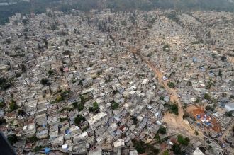 Это аэрофото столицы Гаити Порт-о-Пренс.