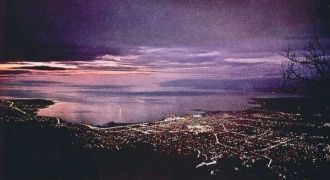 Город Порт-о-Пренс ночью.