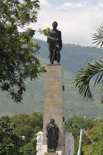 Памятник Александру Петиону. Порт-О