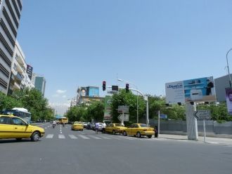 Тегеран. Улицы поражают обилием зелени.