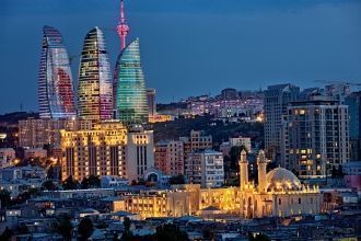 Вечерний город Баку.