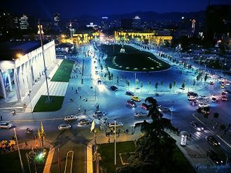 Тирана ночью.