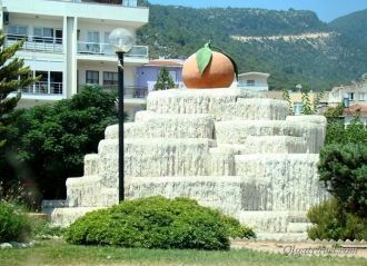 Памятник апельсину. Финике Турция.