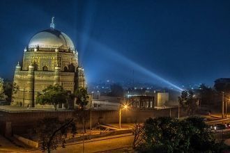 Могила Shah Rukn-e-Alam ночью.