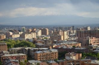 Вид на Ереван с высоты Каскада. На задне
