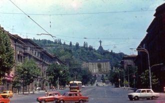 Ереван. В конце улицы - Матенадаран, на 