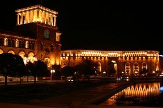 Площадь Еревана ночью.