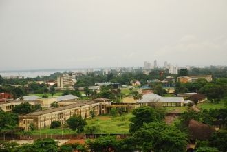 Вид с высоты на Киншасу и реку Конго.