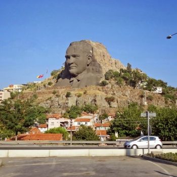 Скульптура Ататюрка в Измире.