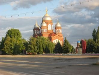 Город Пугачёв расположен на правом берег