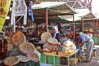 Люди на базаре в Туркменабаде.