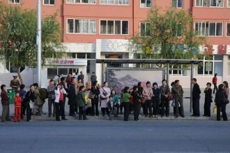 Автобусная остановка в Пхеньяне.