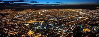 Панорамный вид ночного города.
