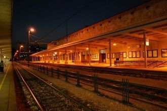 Железнодорожная станция Есенице ночью.