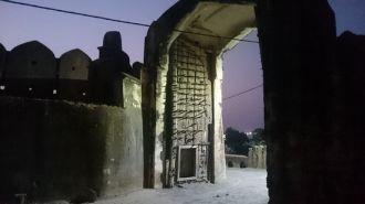 Ворота в форт Радж-Махал в Орчха ночью.