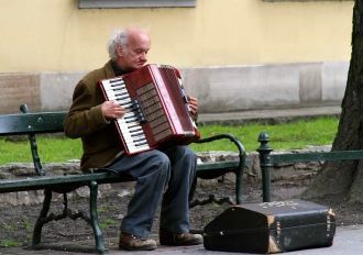 Уличный музыкант на аллее Кракова.