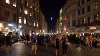 Молодёжь на улицах ночного Кракова.