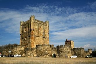Замок Браганса в Португалии.