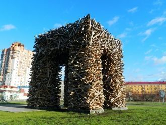 Памятник-логотип города Пермь из дерева