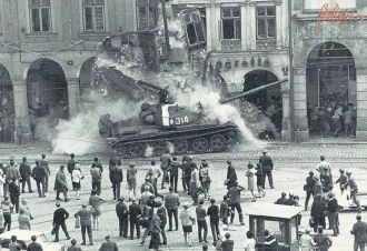 Советский танк на улицах Чехословацкого 