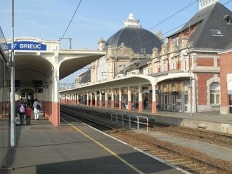 Вокзал города Сен-Бриё.