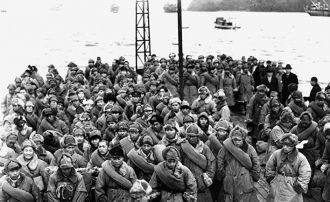 Интернированные японские солдаты возвращ