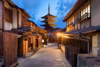 Древние улицы Киото прекрасны ночью.