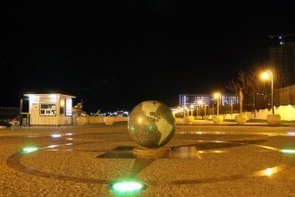 Скульптура земного шара в парке Фрунзе. 