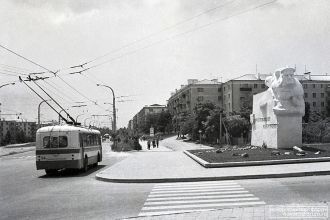 Старое фото пр. Ленина в районе памятник