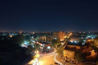 Ночной вид на улицы Могадишо.