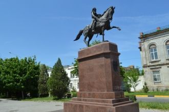 Памятник основателю города — М.И. Платов
