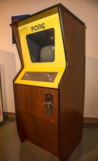 Компания Atari выпускает первую коммерчески успешную видеоигру — Pong