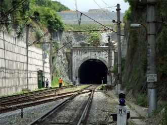 Сейчас существуют три тоннеля: два желез