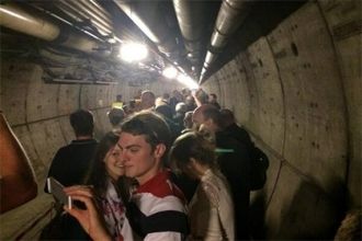 Пассажиры в тоннеле под Ла-Маншем.
