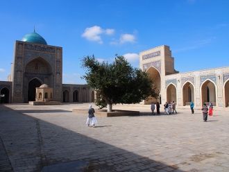 Внутри двора мечети Калян.