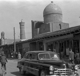 Автомобиль ЗИС на фоне мечети Калян в Бу